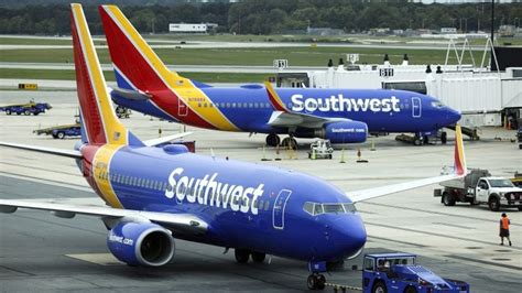 Off-duty pilot on Southwest flight steps in to help after pilot suffers in-flight medical emergency